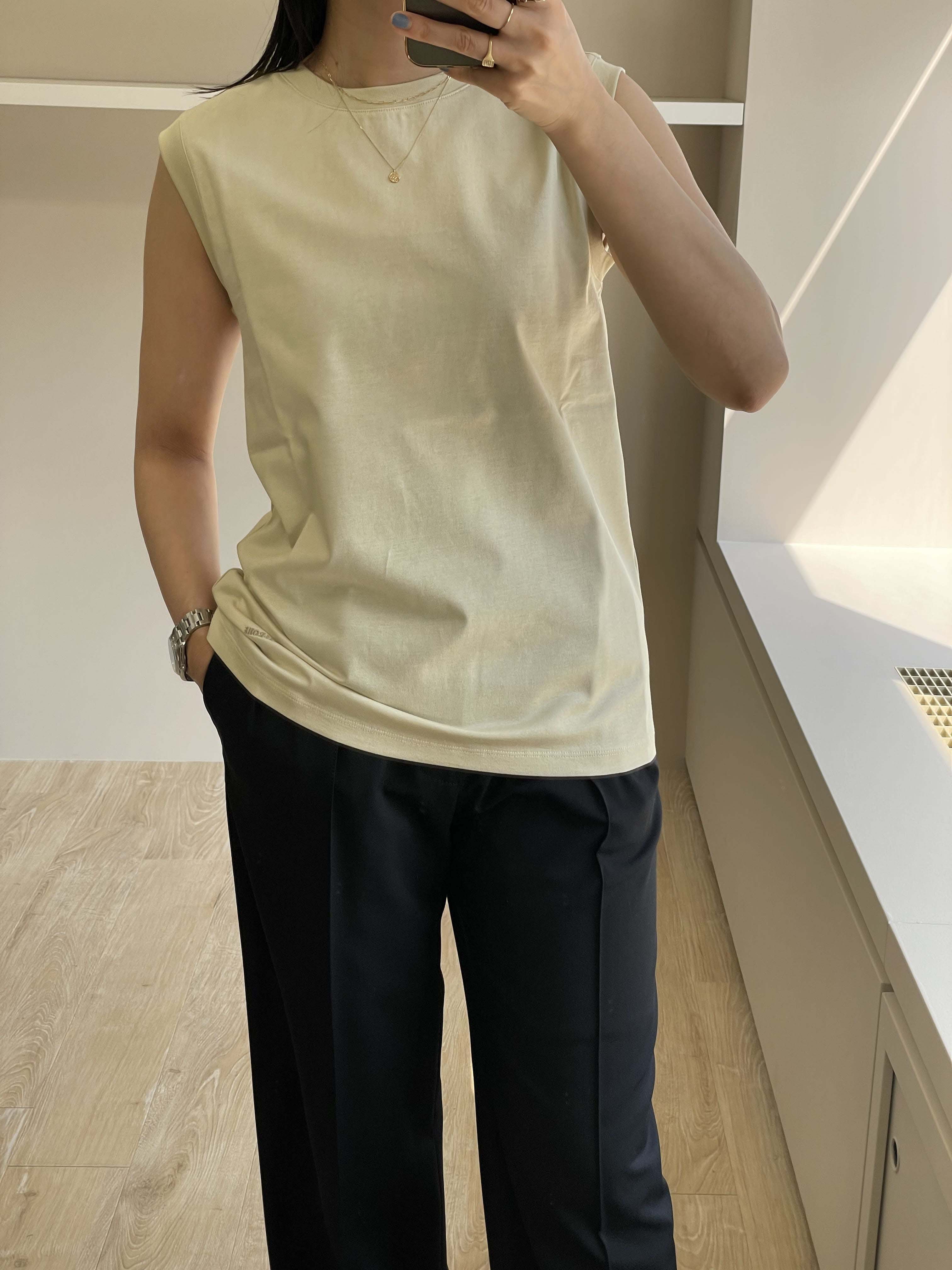 BASICノースリカットTOPSを着用している女性