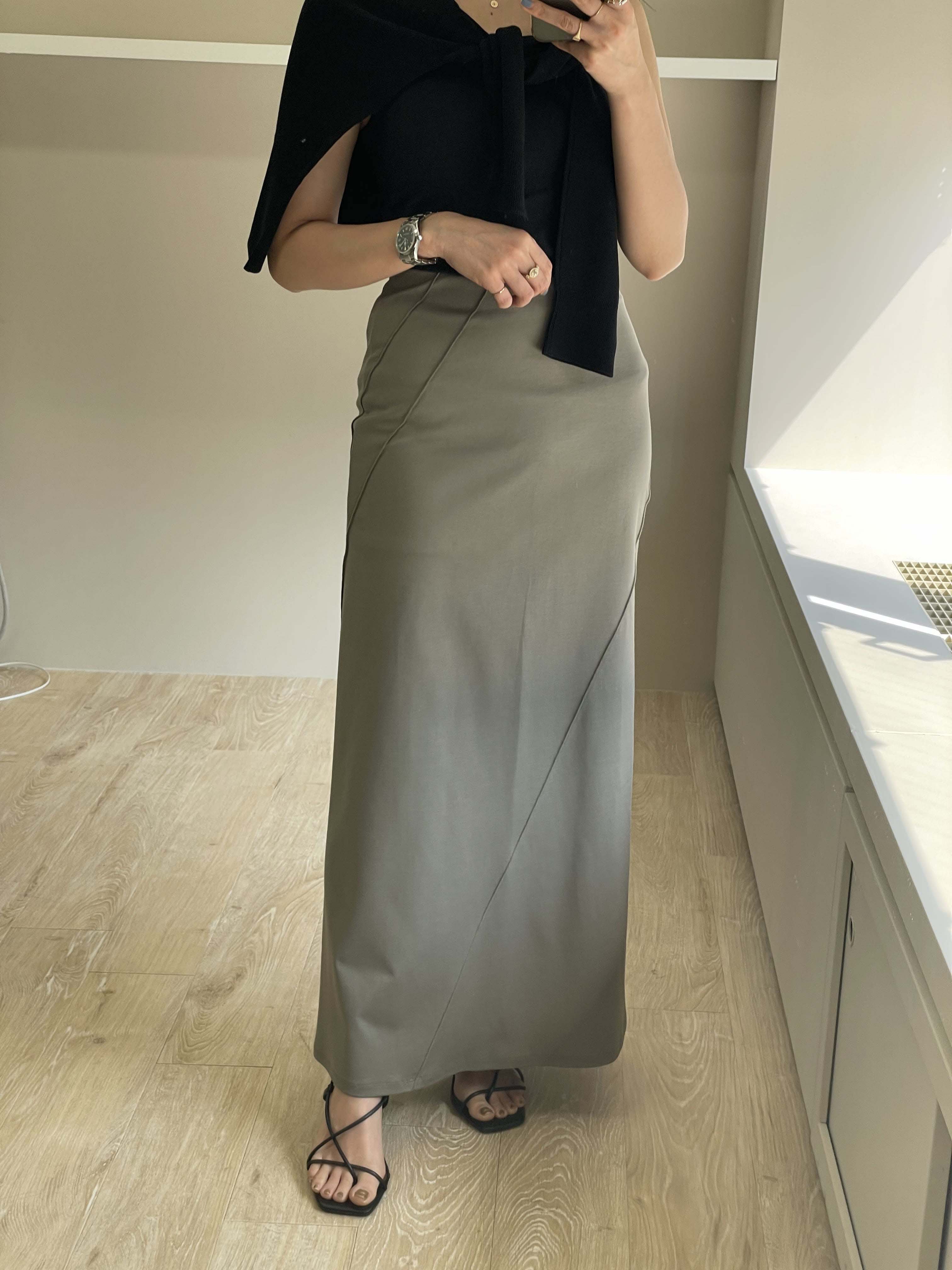 ナローシルエットカットソーSKを着用している女性