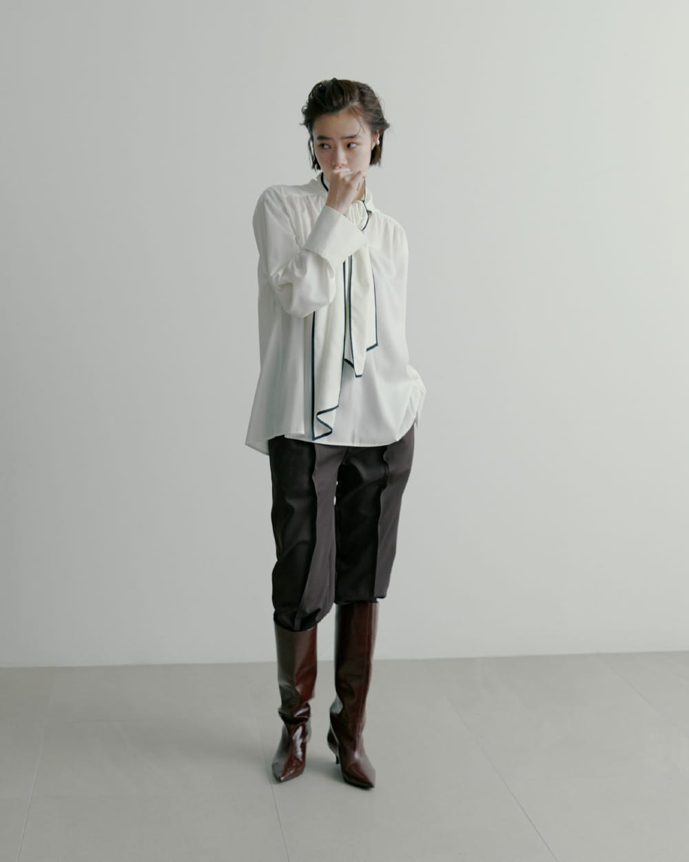 ノーカラーサイドリボンサテンBL&recycleサテンテーパードPT&ＬＯＮＧ　ＢＯＯＴＳ&EARCUFFSETを着た女性