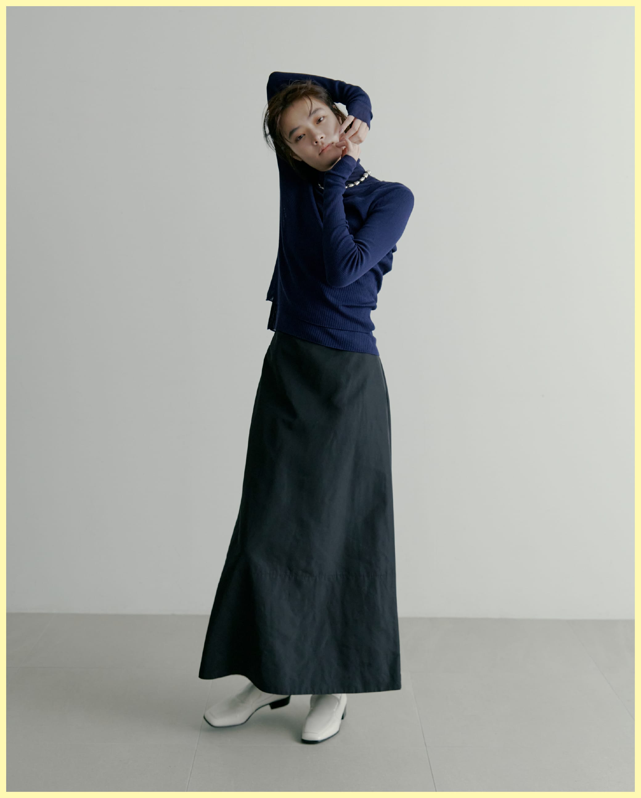 washableタートルシアーリブニット＆washableUネックシアーリブニット＆コンフォートフレアタフタSK＆TWISTBEADSNECKLACEを着た女性