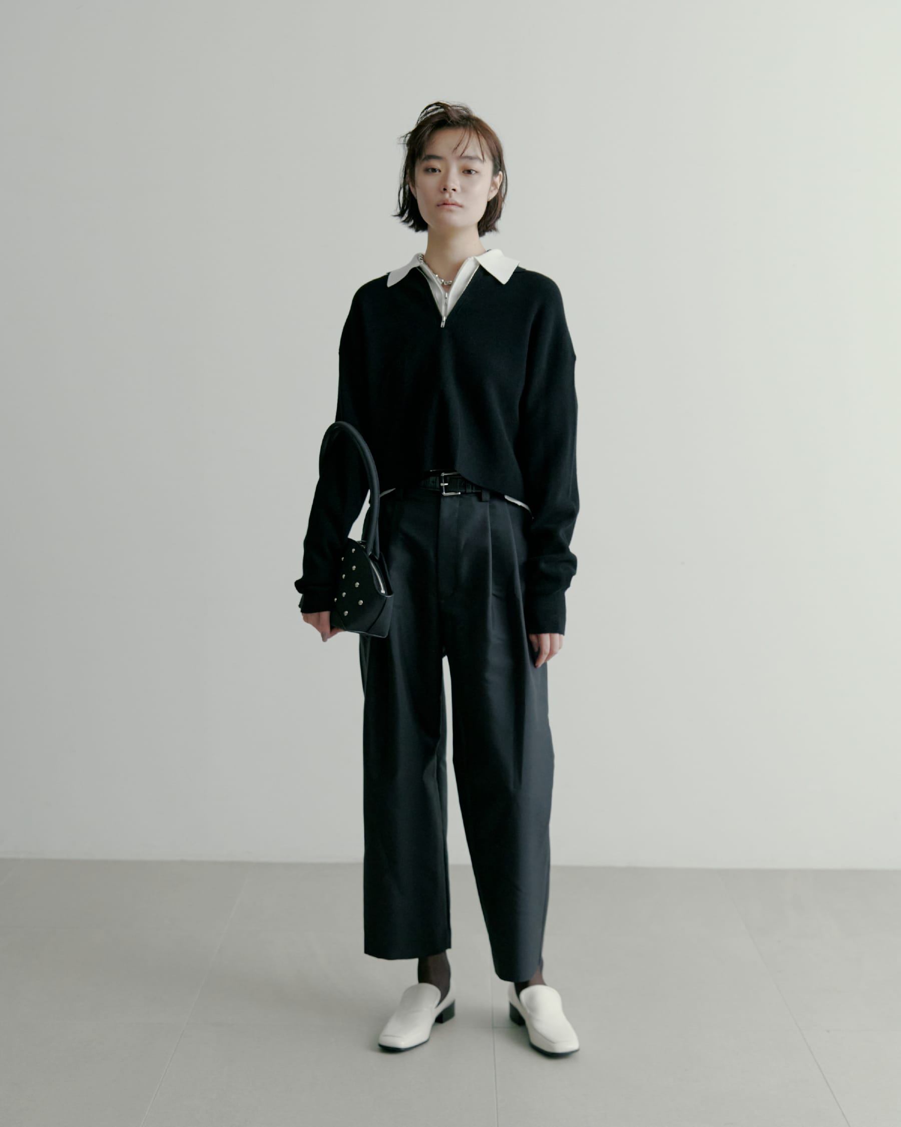 washableタートルシアーリブニット＆washableUネックシアーリブニット＆コンフォートフレアタフタSK＆TWISTBEADSNECKLACEを着た女性