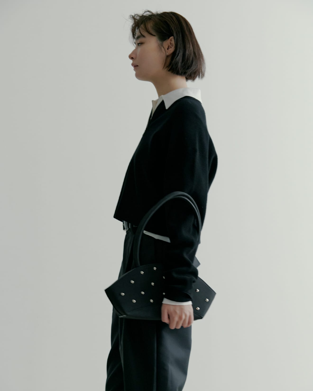 washableタートルシアーリブニット＆washableUネックシアーリブニット＆コンフォートフレアタフタSK＆TWISTBEADSNECKLACEを着た女性