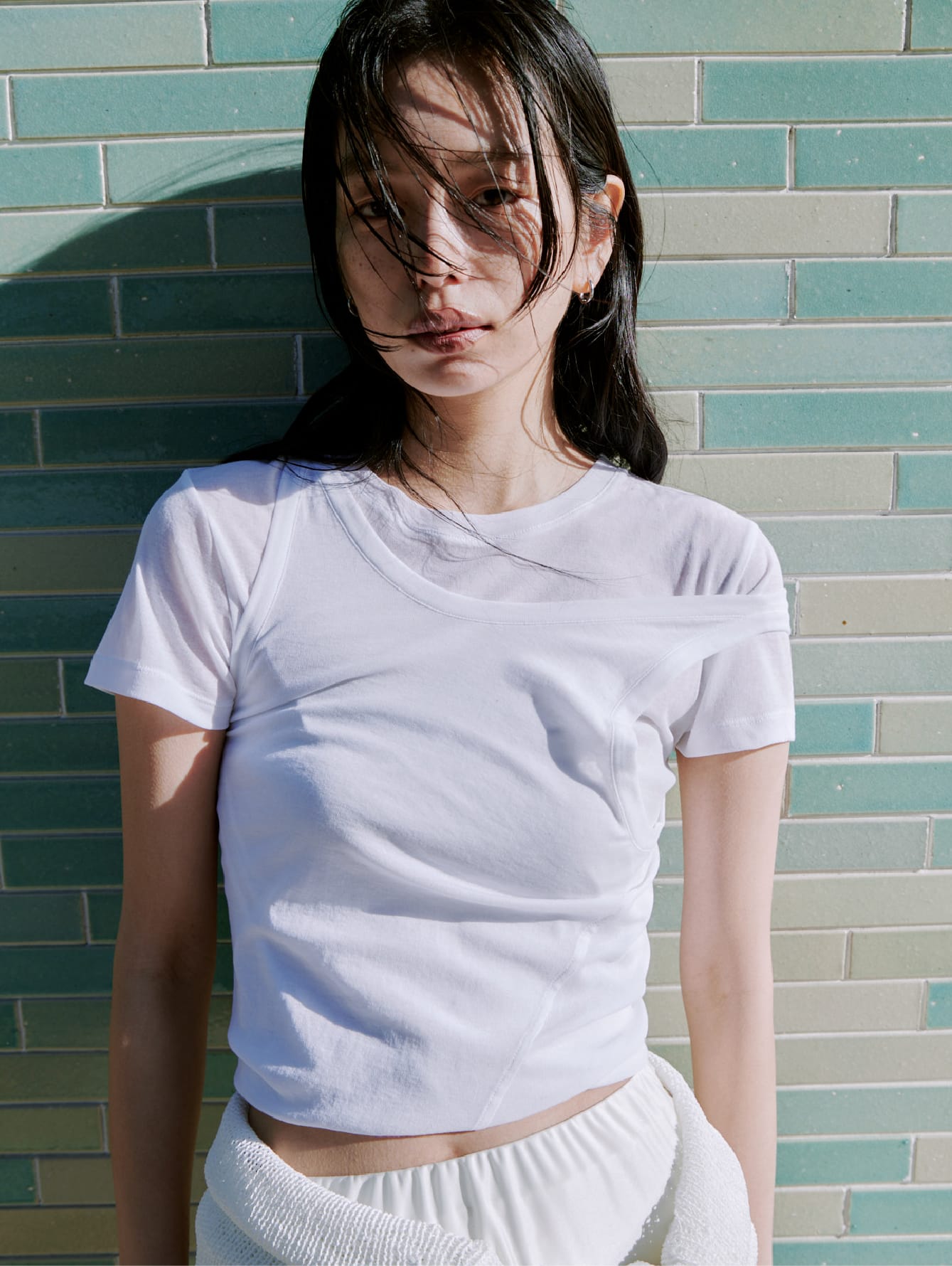 ツイストレイヤードT&ペーパーヤーンイージーニット&ドレープイージーカットSK&SUEDE SLINGBACK PUMPSを着た女性