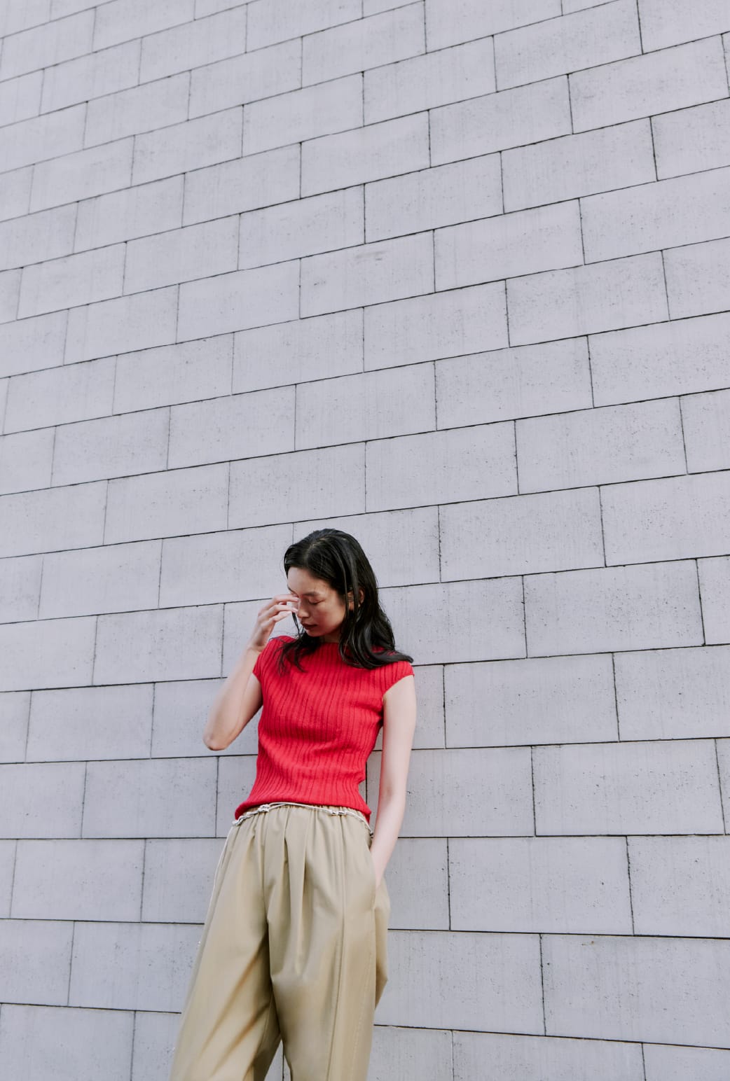 シュリンクフレンチニットTOPS&リサイクルコクーンギャザーデザインPT&BEADS BELTを着た女性