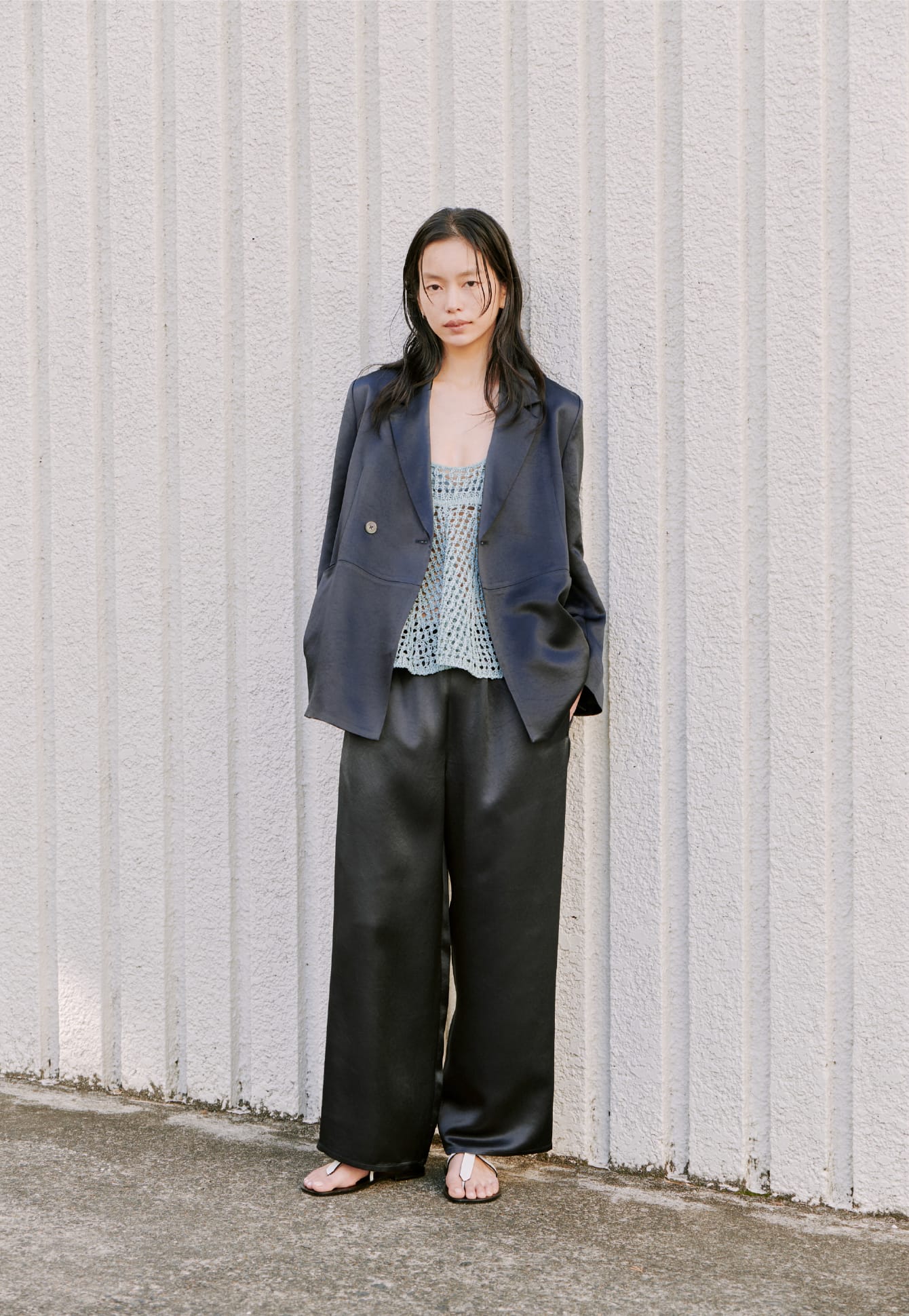 リラクシーサテンJK&メッシュニットビスチェ&リラクシーサテンPTを着た女性