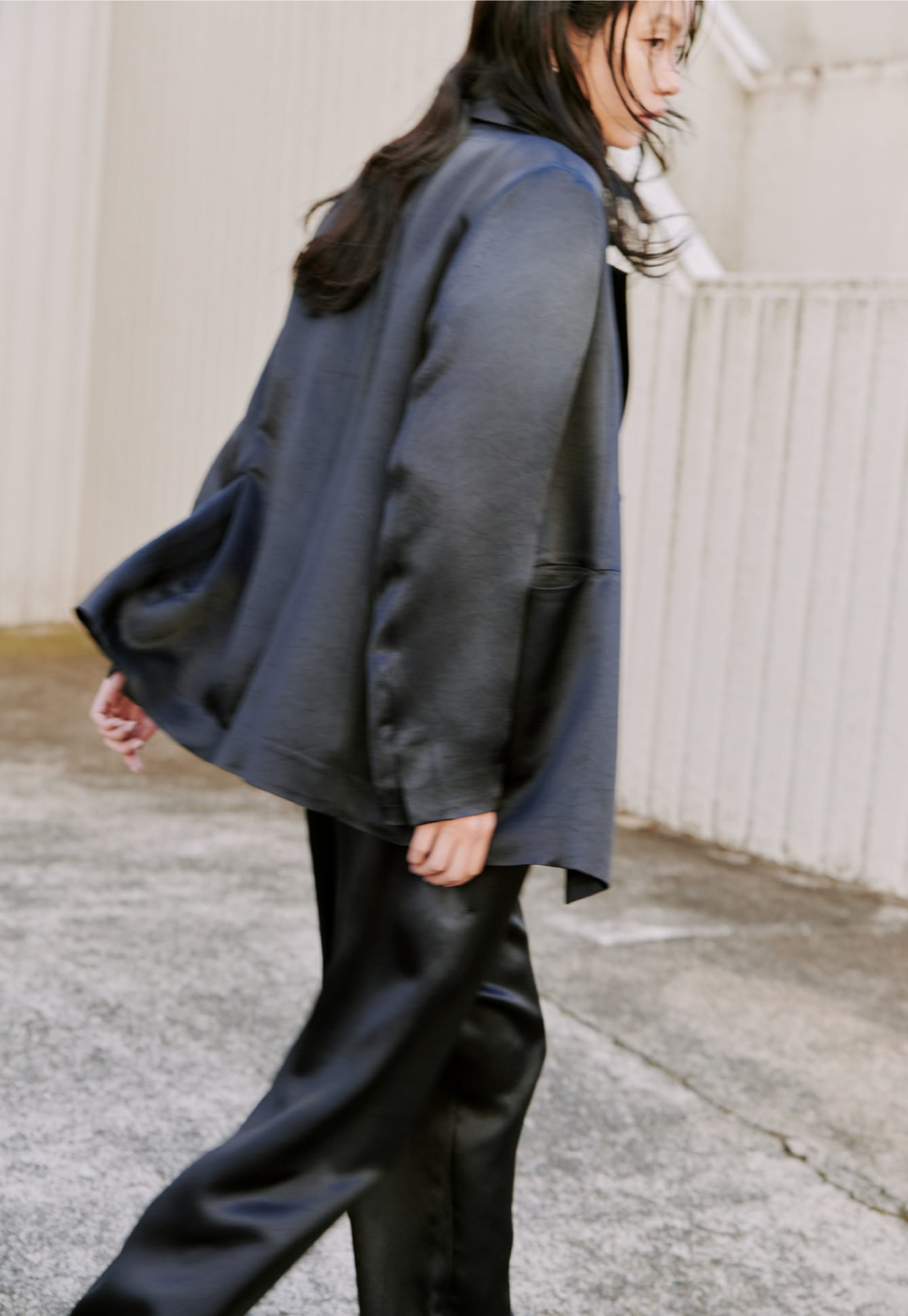 リラクシーサテンJK&メッシュニットビスチェ&リラクシーサテンPTを着た女性