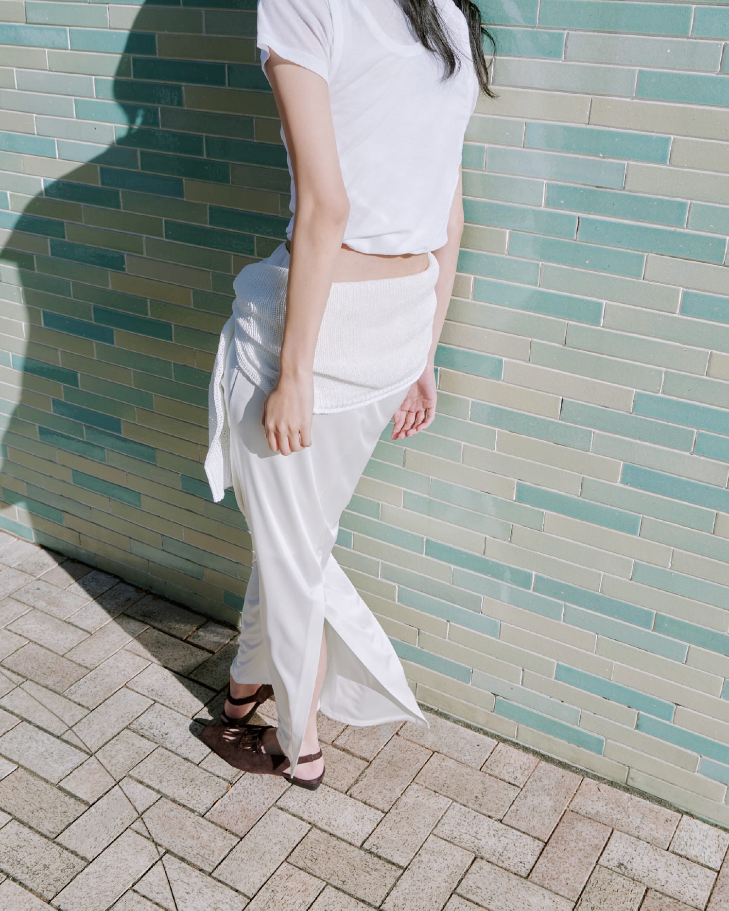 ツイストレイヤードT&ペーパーヤーンイージーニット&ドレープイージーカットSK&SUEDE SLINGBACK PUMPSを着た女性