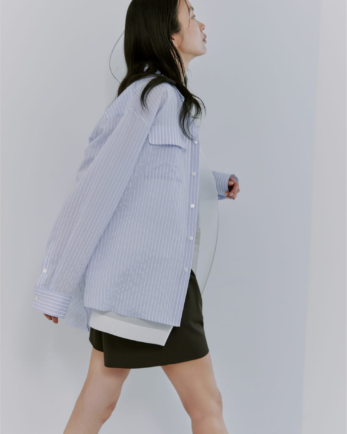 ストライプとろみポケットSH&シアービルドジレ&撥水トラペーズショートPTを着た女性