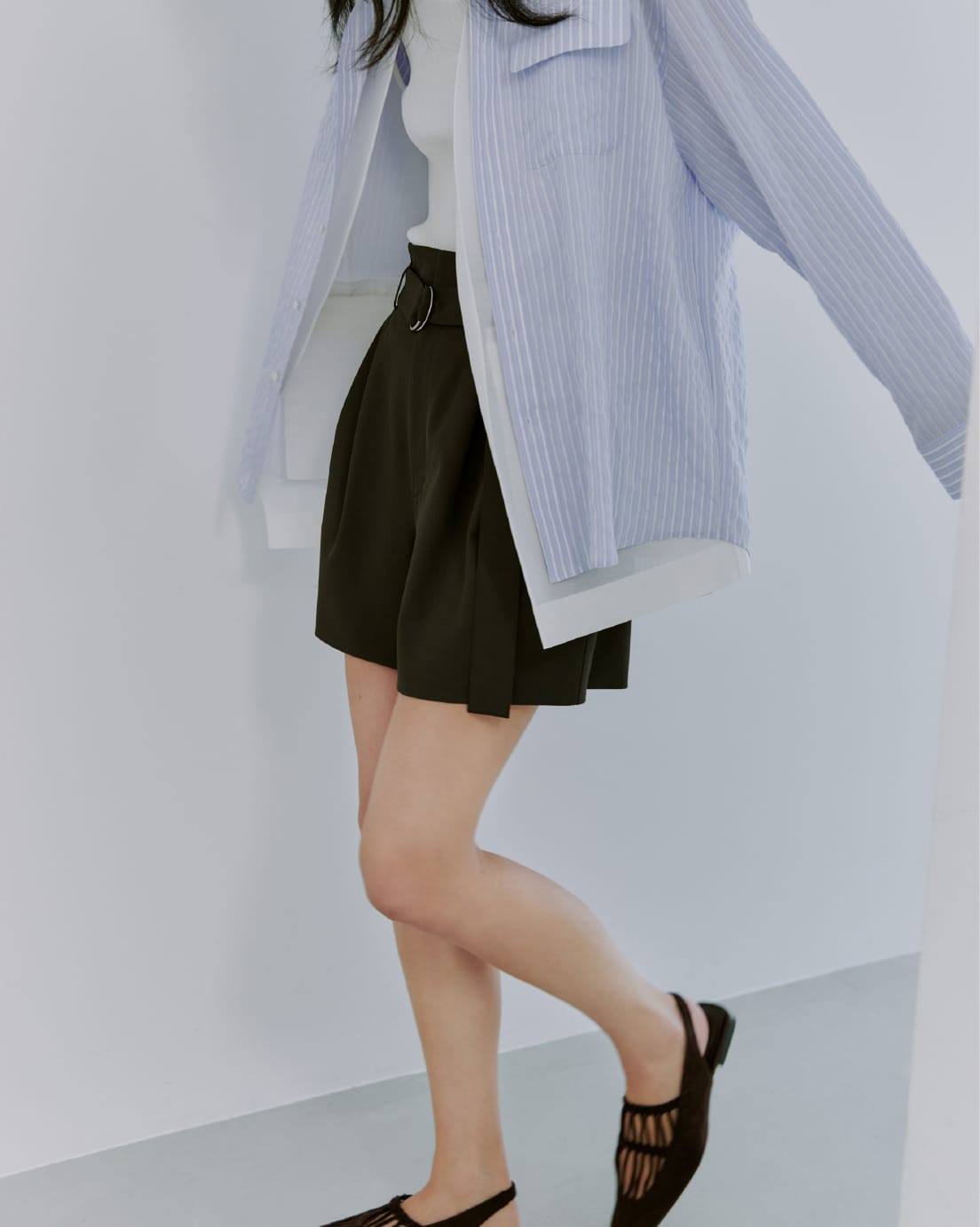 ストライプとろみポケットSH&シアービルドジレ&撥水トラペーズショートPTを着た女性