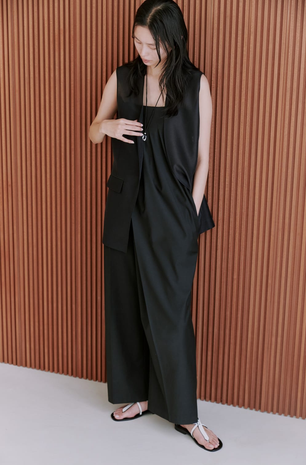シアービルドジレ&フロントタックAIO&BARBARA SILK CHOKERを着た女性