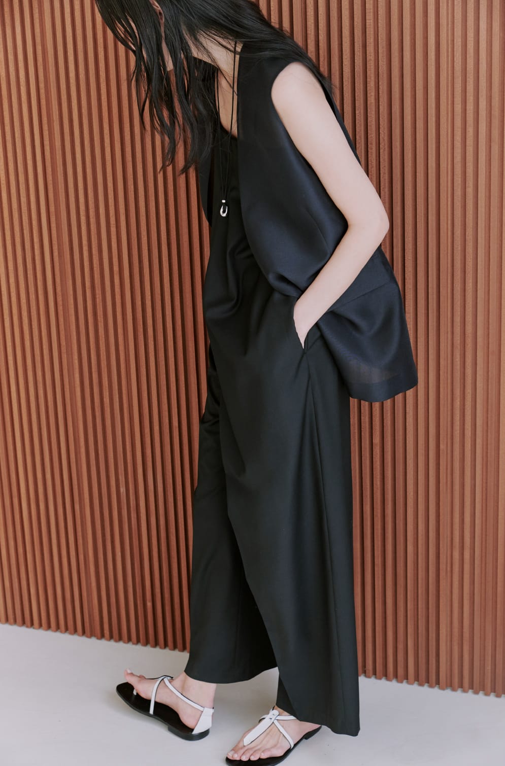 シアービルドジレ&フロントタックAIO&BARBARA SILK CHOKERを着た女性