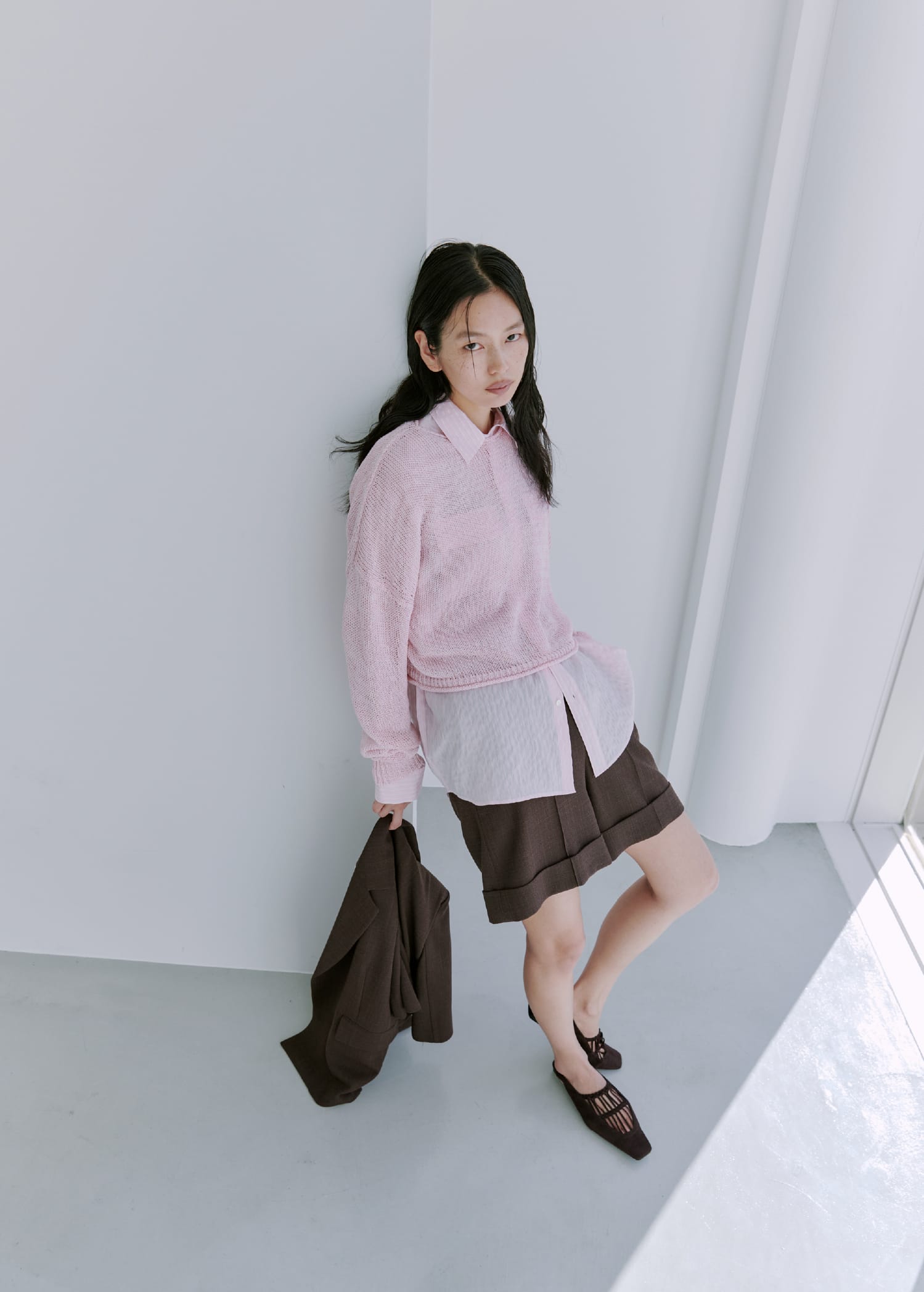 カラミ織りハーフスリーブJK&ペーパーヤーンイージーニット&ストライプとろみポケットSH&カラミ織りハーフPT&SUEDE SLINGBACK PUMPSを着た女性