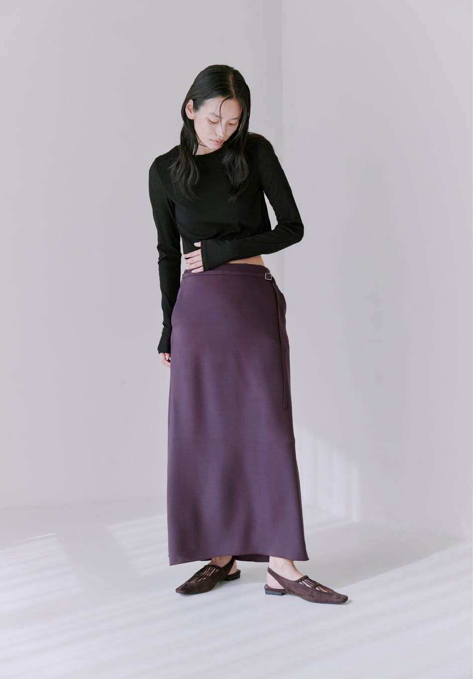 ツイスト長袖TOPS&ベルトマキシスカート&SUEDE SLINGBACK PUMPS&NEWBY BEADS NECKLACEを着た女性