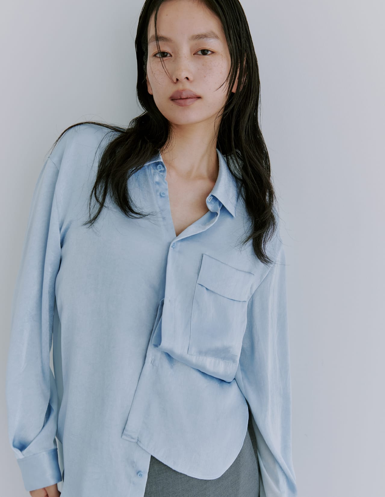 バックラインカップインビスチェ&BACKシアーサテンシャツ&ベルトマキシスカート&satin tuck muleを着た女性
