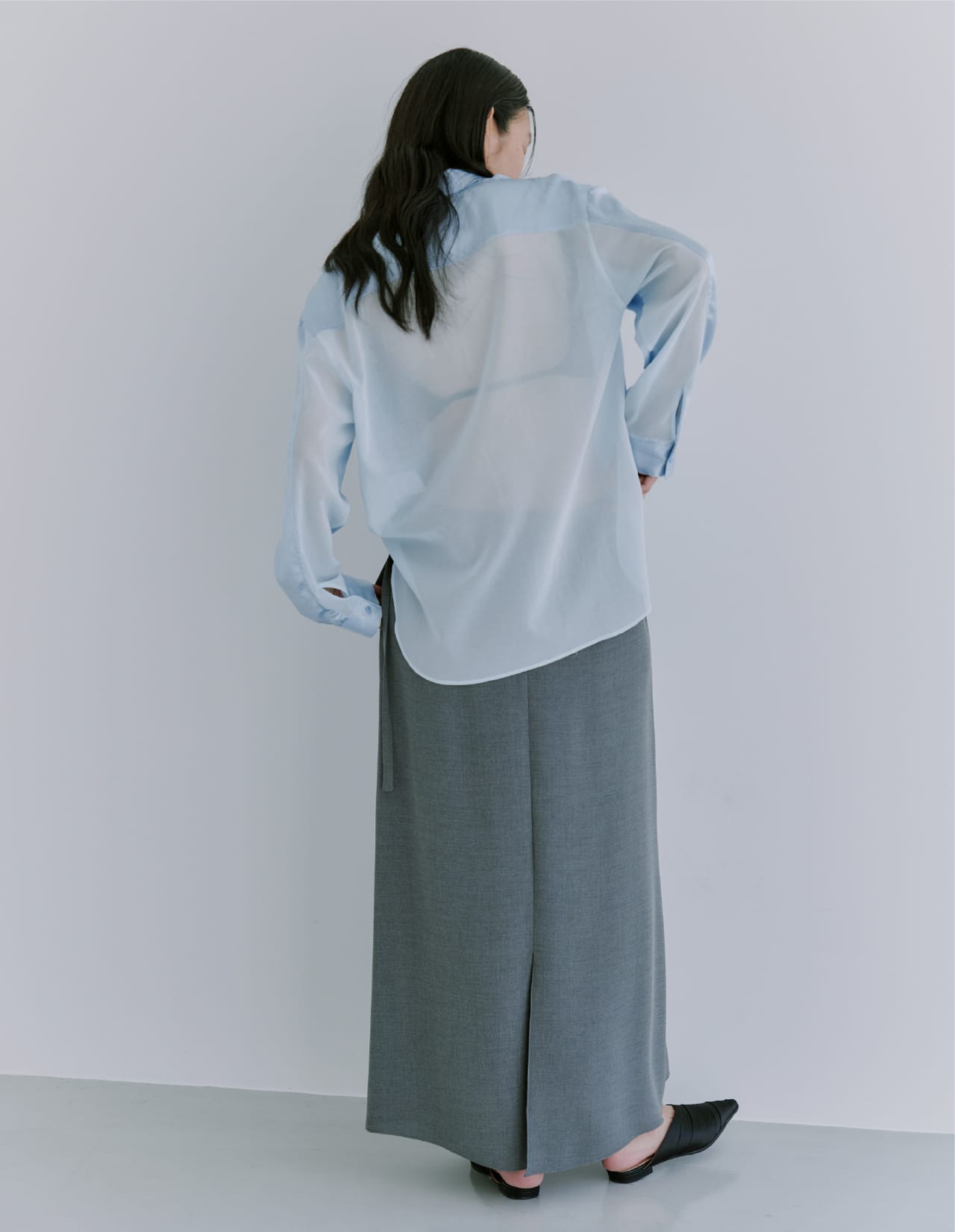 バックラインカップインビスチェ&BACKシアーサテンシャツ&ベルトマキシスカート&satin tuck muleを着た女性
