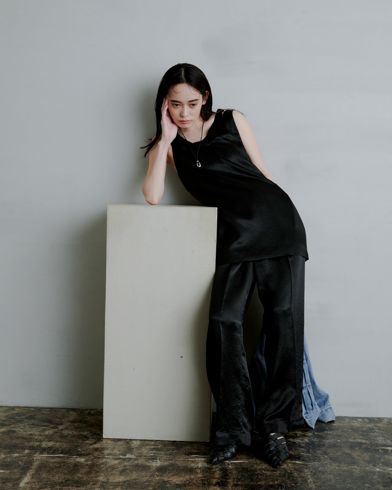 黒いワンピースを着た女性が正面を向いている画像