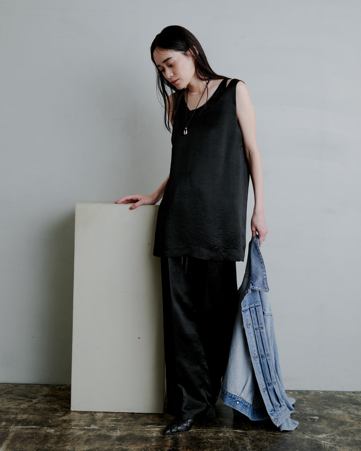 黒いワンピースを着た女性が左を向いている画像