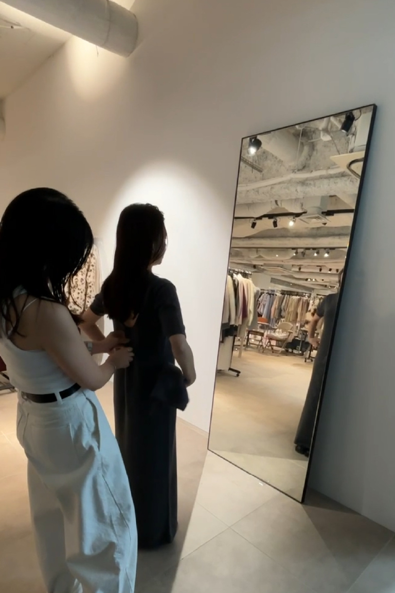鏡の前に立つモデルの写真