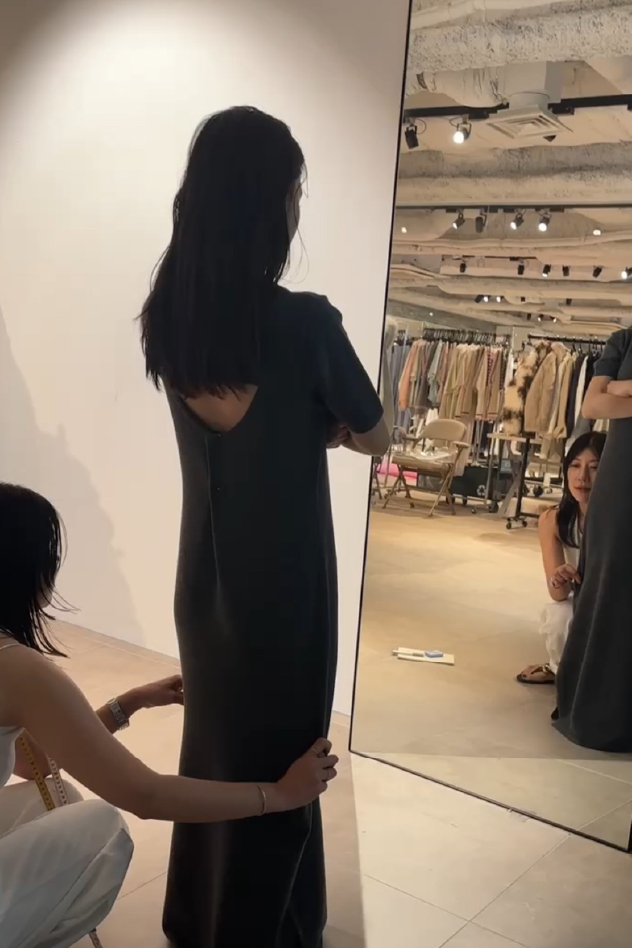 鏡の前に立つモデルの写真
