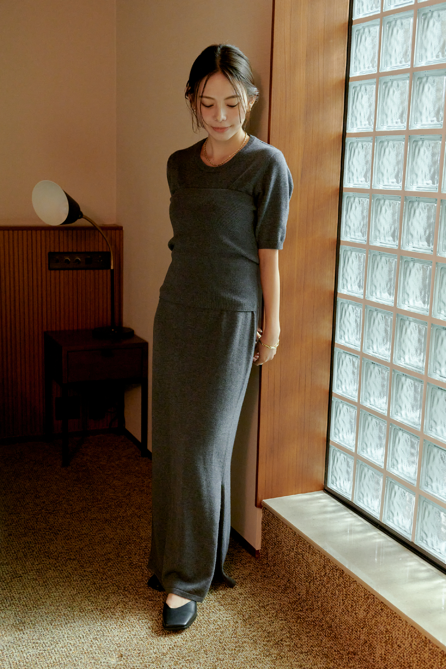 GRAY KNIT Dress Shoes Accessoryを着用した女性