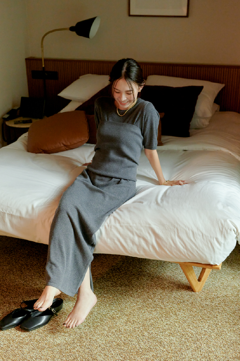 GRAY KNIT Dress Shoes Accessoryを着用した女性