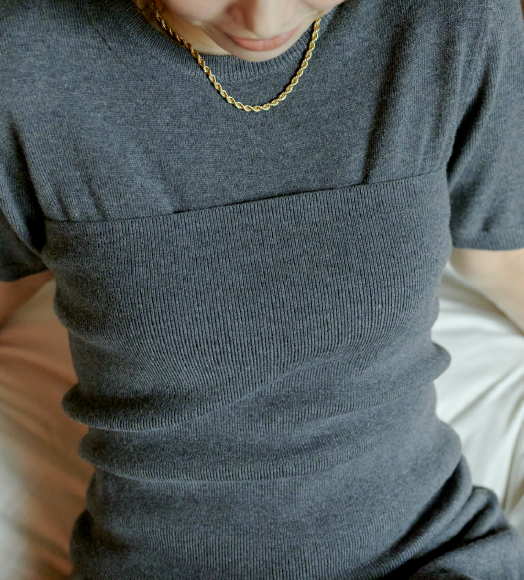GRAY KNIT Dress Accessoryを着用した女性