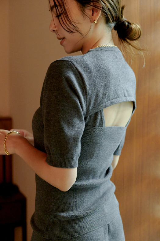 GRAY KNIT Dress Accessoryを着用した女性