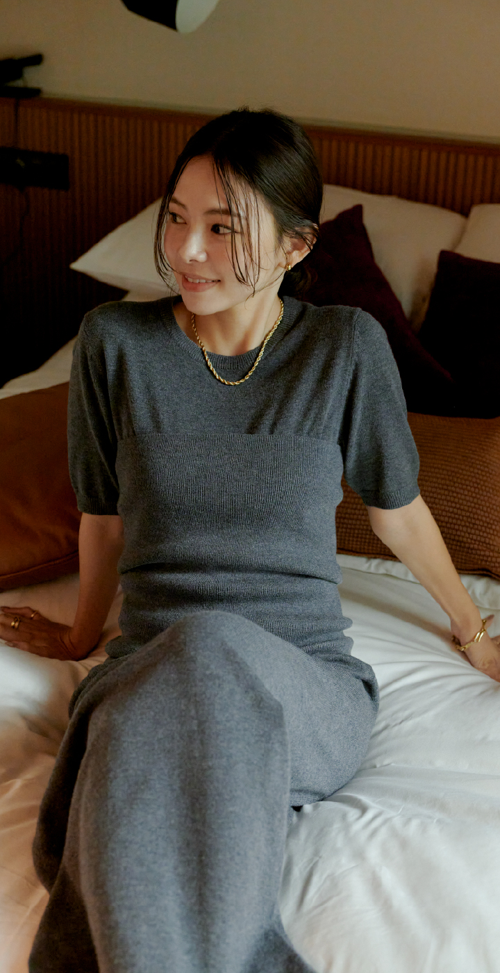 GRAY KNIT Dress Accessoryを着用した女性