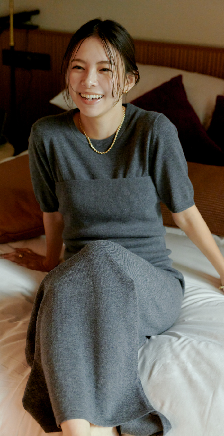 GRAY KNIT Dress Accessoryを着用した女性