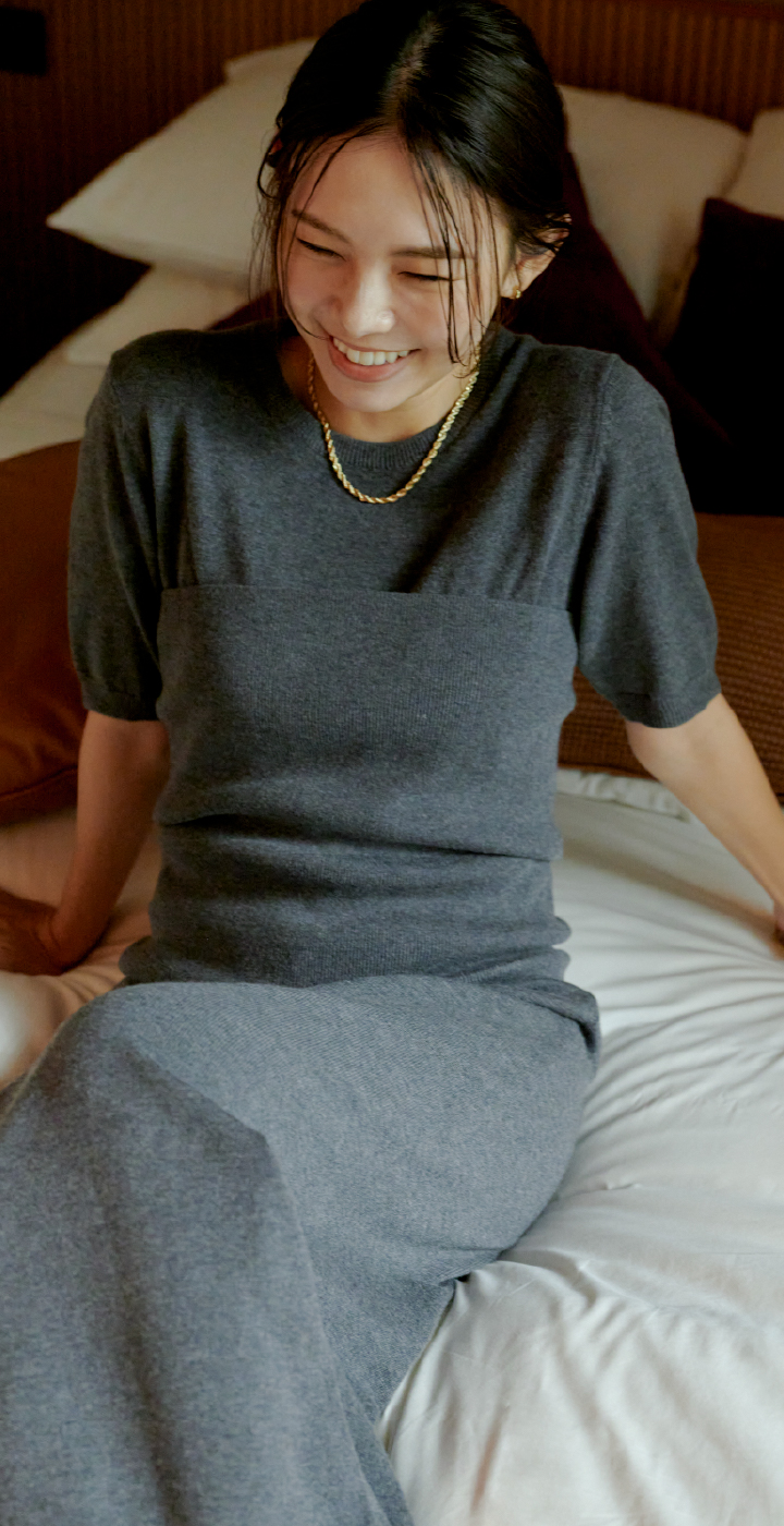 GRAY KNIT Dress Accessoryを着用した女性
