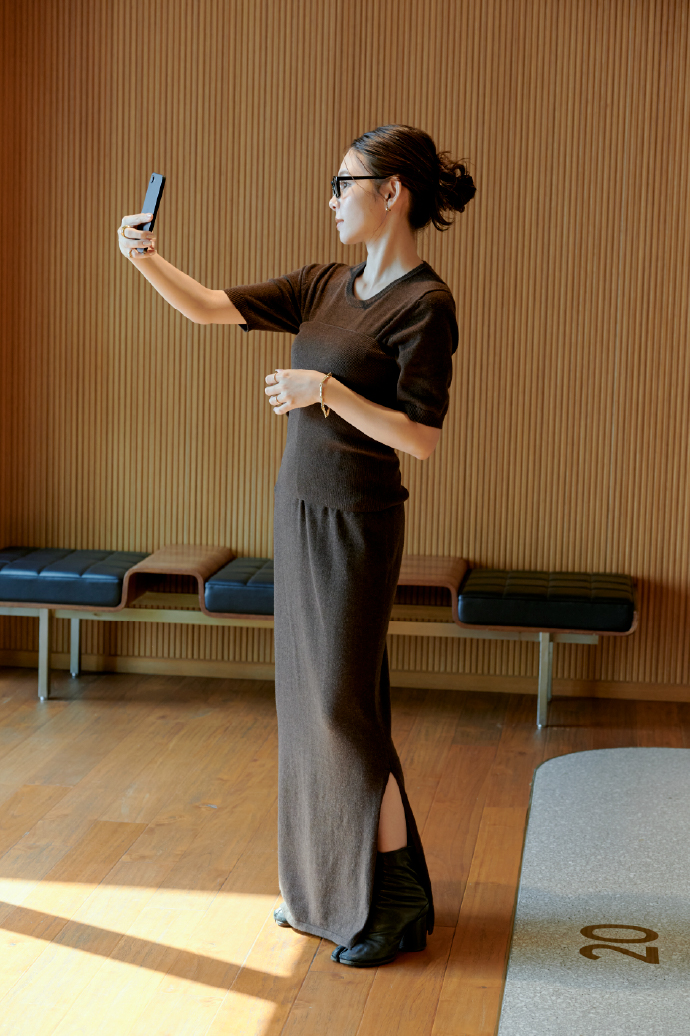 BROWN KNIT Dressを着用する女性