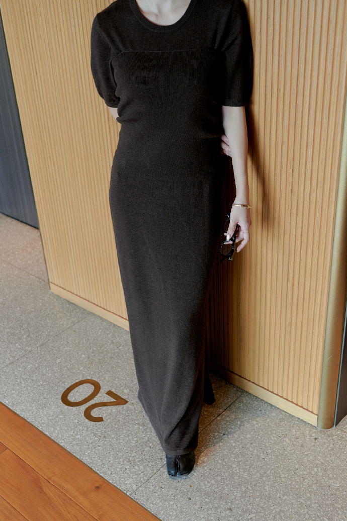 BROWN KNIT Dressを着用する女性