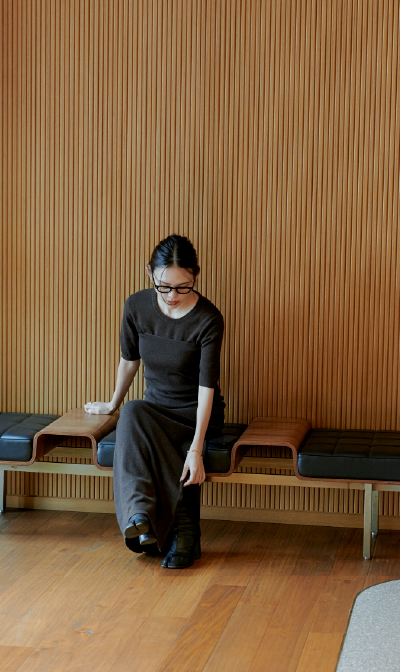 BROWN KNIT Dressを着用する女性