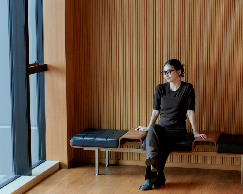 BROWN KNIT Dressを着用する女性
