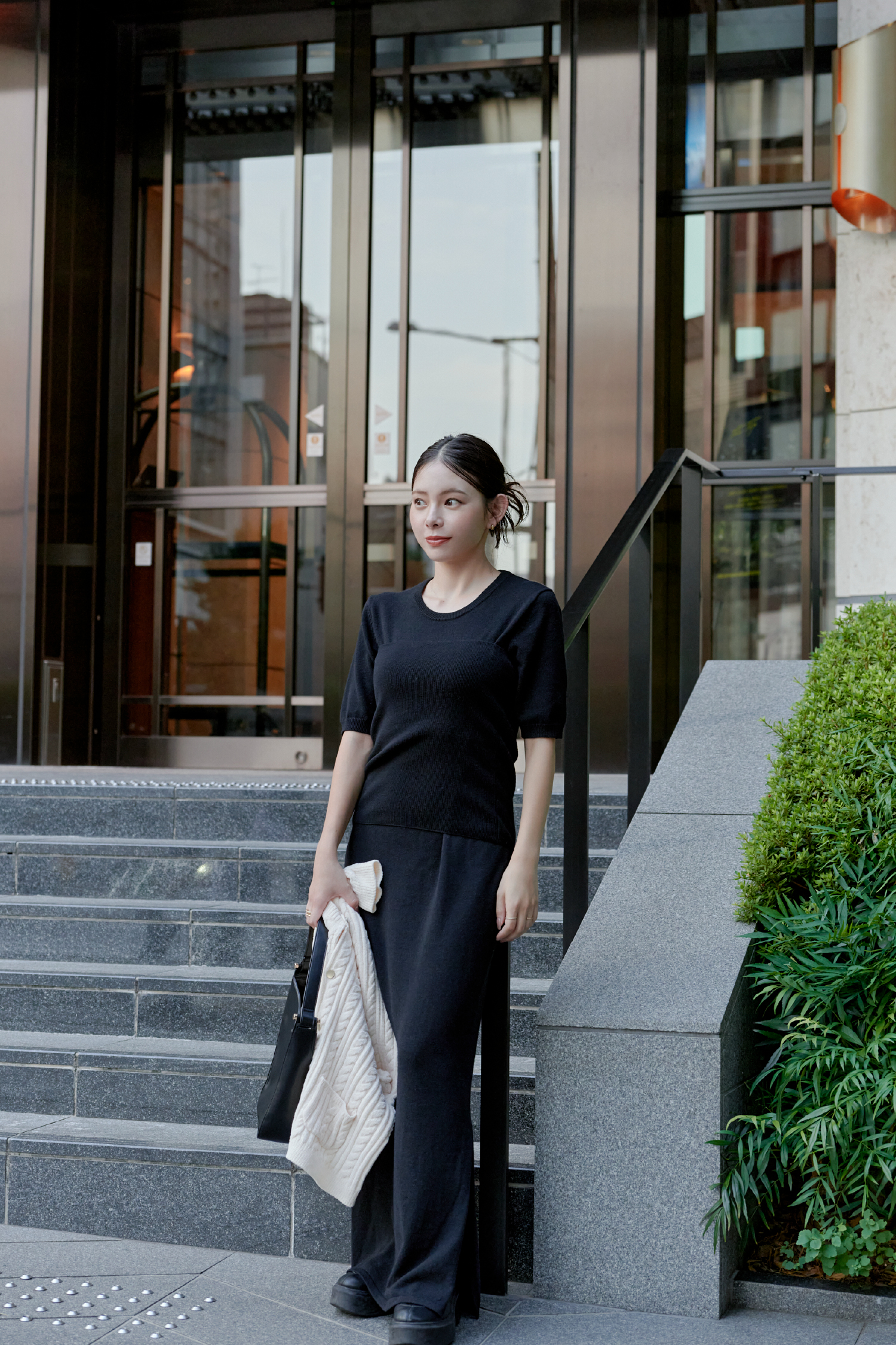 BLACK Knit Dress tops Bagを着用する女性