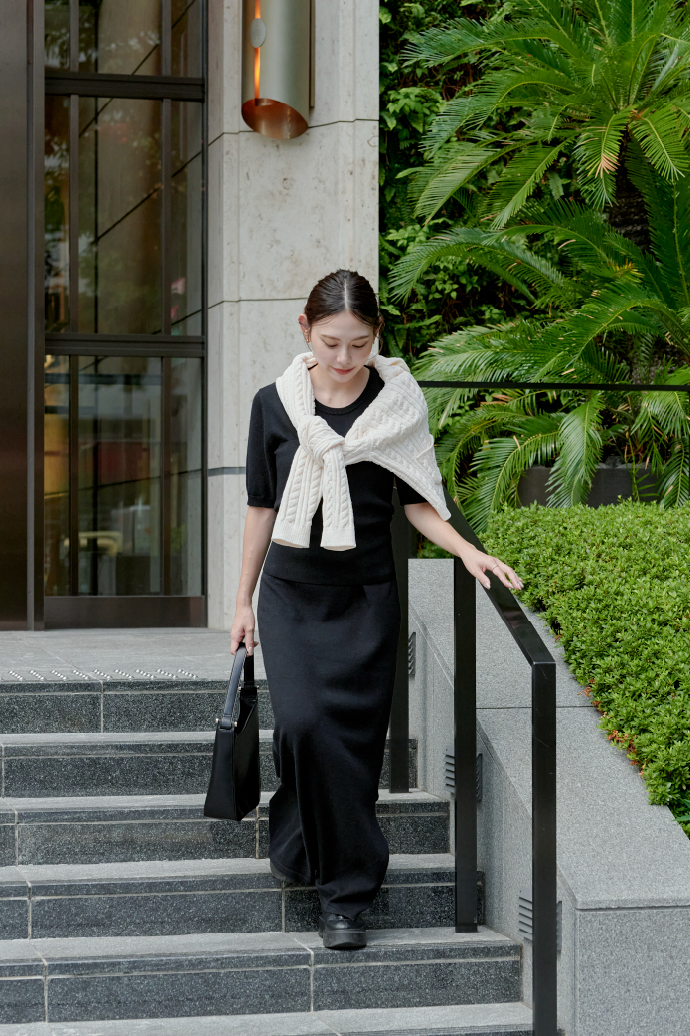 BLACK Knit Dress tops Bagを着用する女性