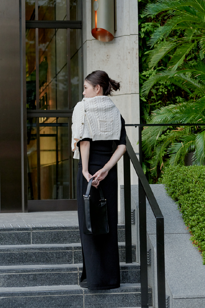 BLACK Knit Dress tops Bagを着用する女性