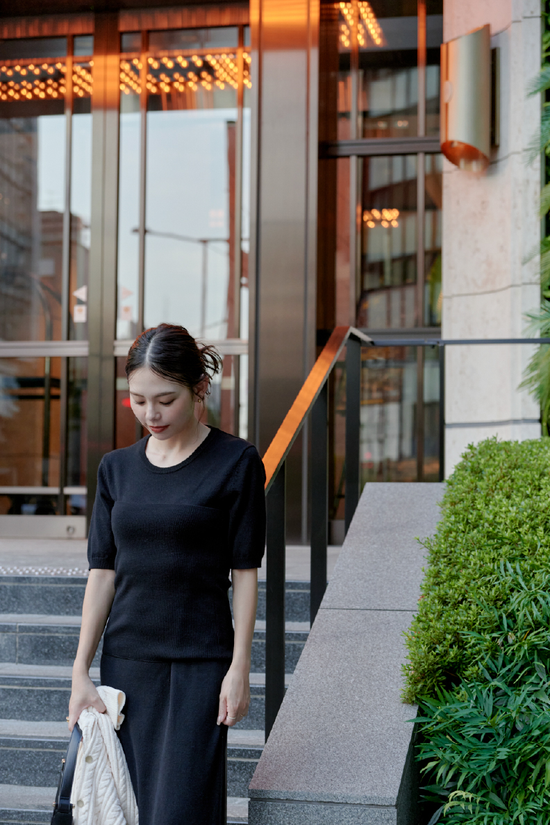 BLACK Knit Dress tops Bagを着用する女性