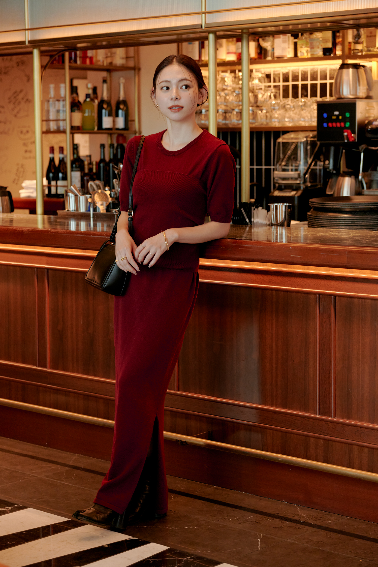 RED KNIT Dress Bagを着用する女性