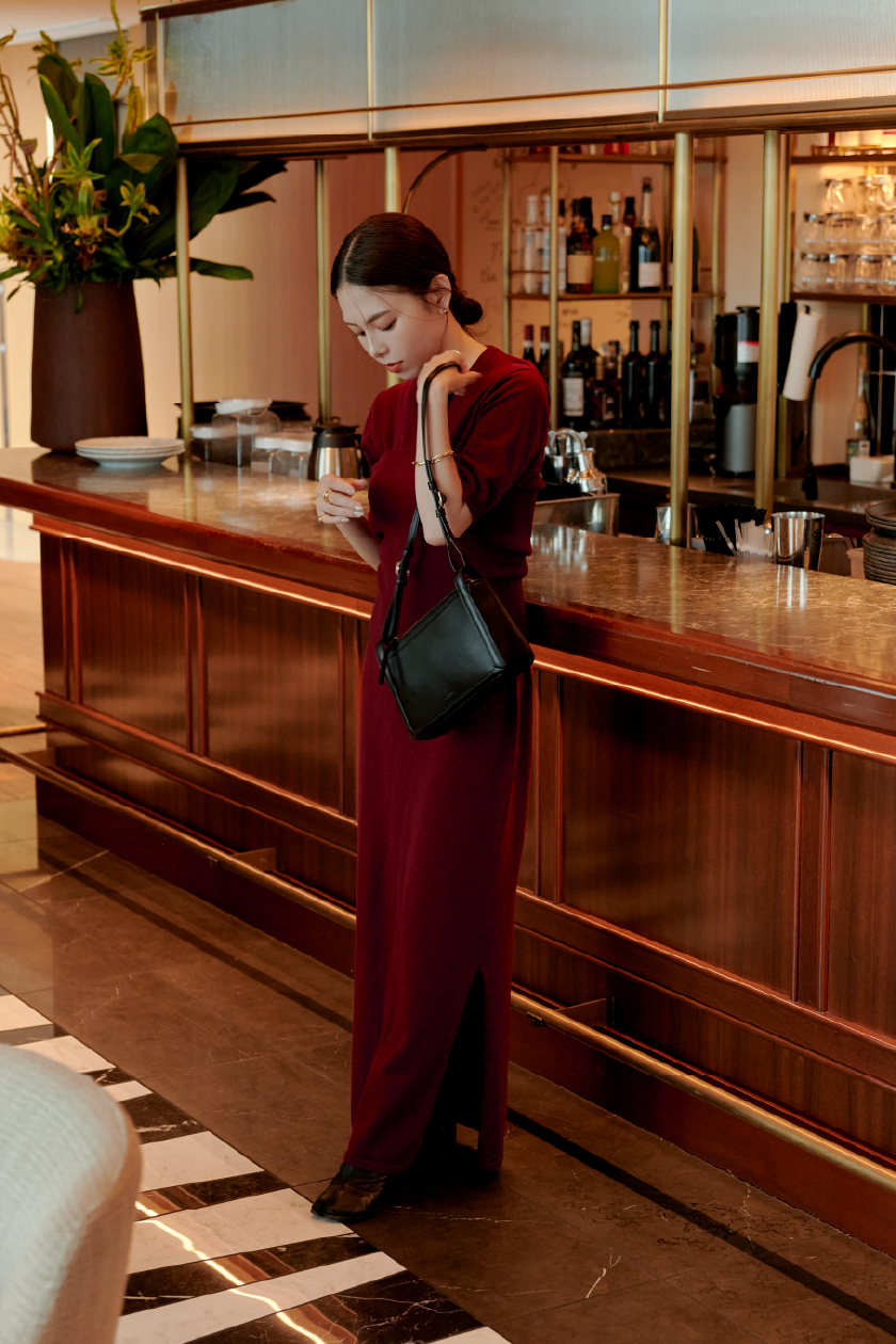 RED KNIT Dress Bagを着用する女性