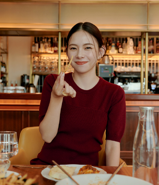 RED KNIT Dress Bagを着用する女性