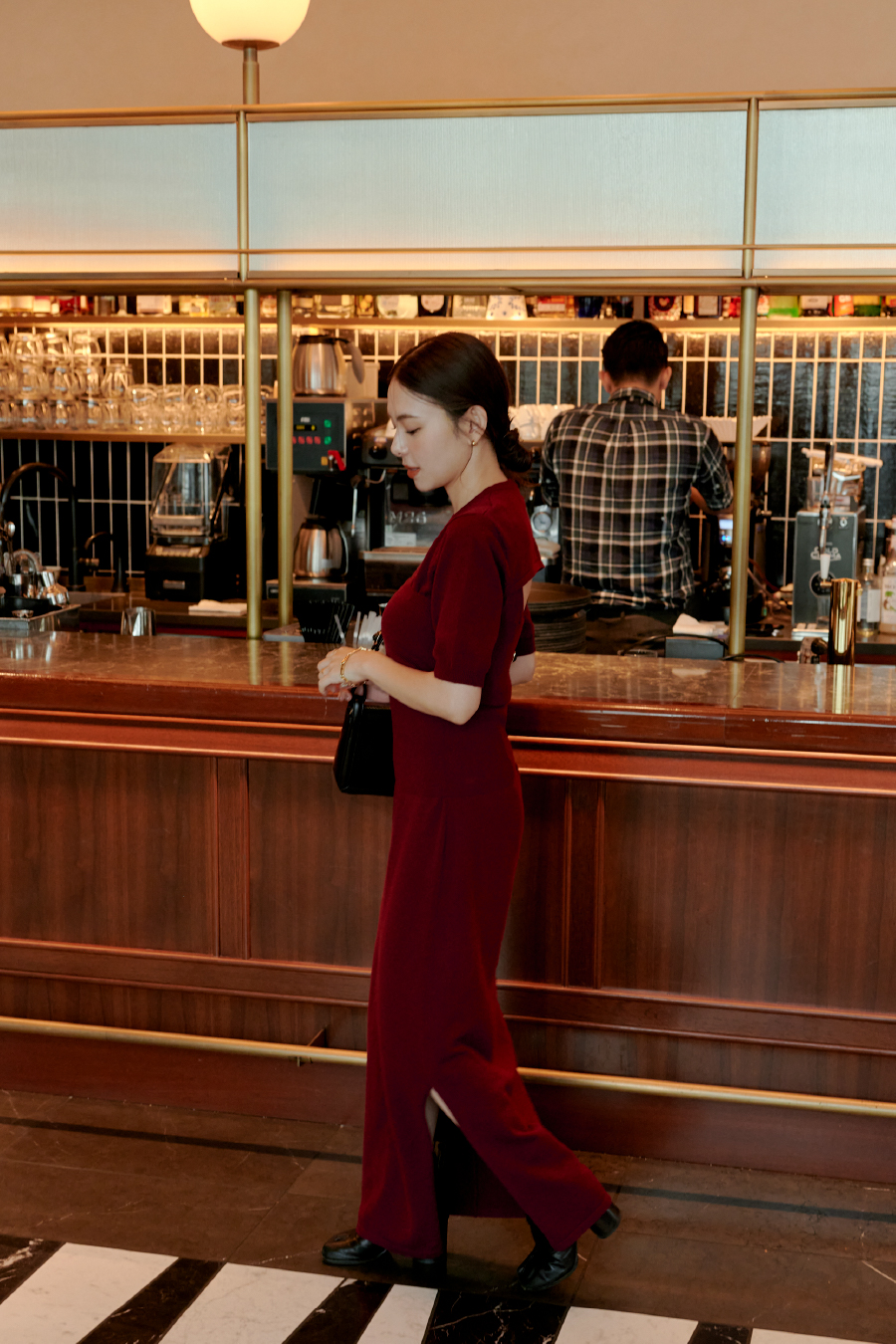 RED KNIT Dress Bagを着用する女性