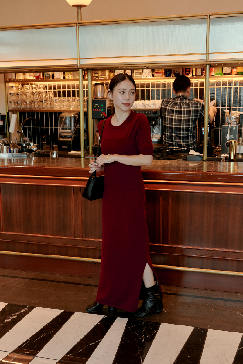 RED KNIT Dress Bagを着用する女性
