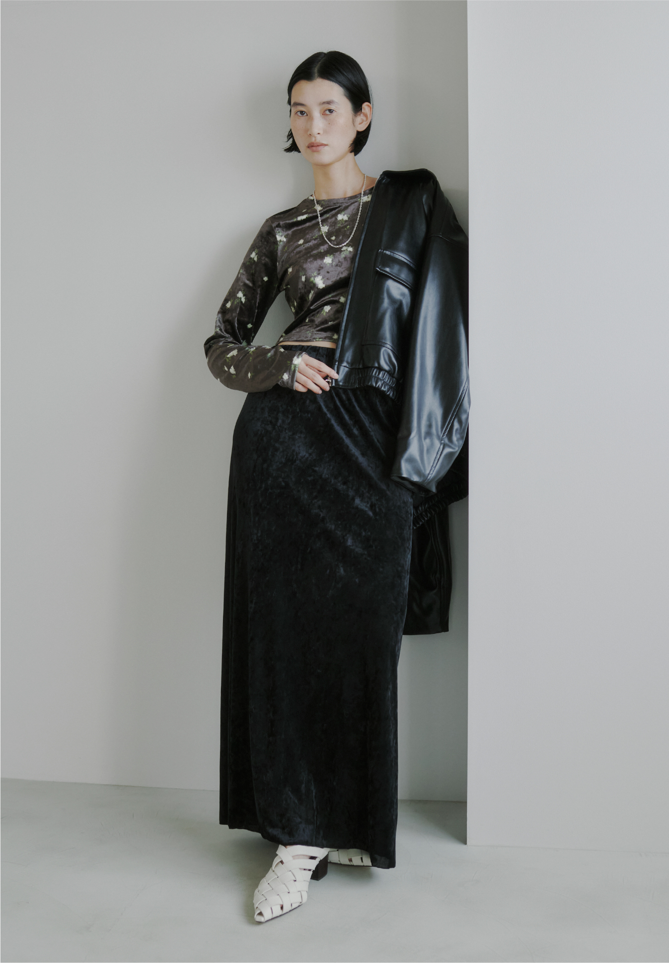 OUTER TOPS SKIRT SHOES着用モデルの画像