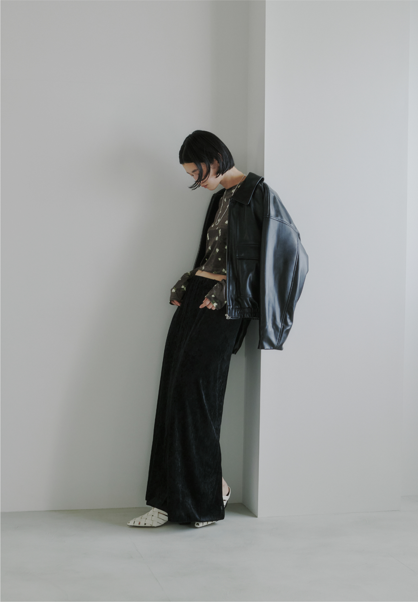 OUTER TOPS SKIRT SHOES着用モデルの画像
