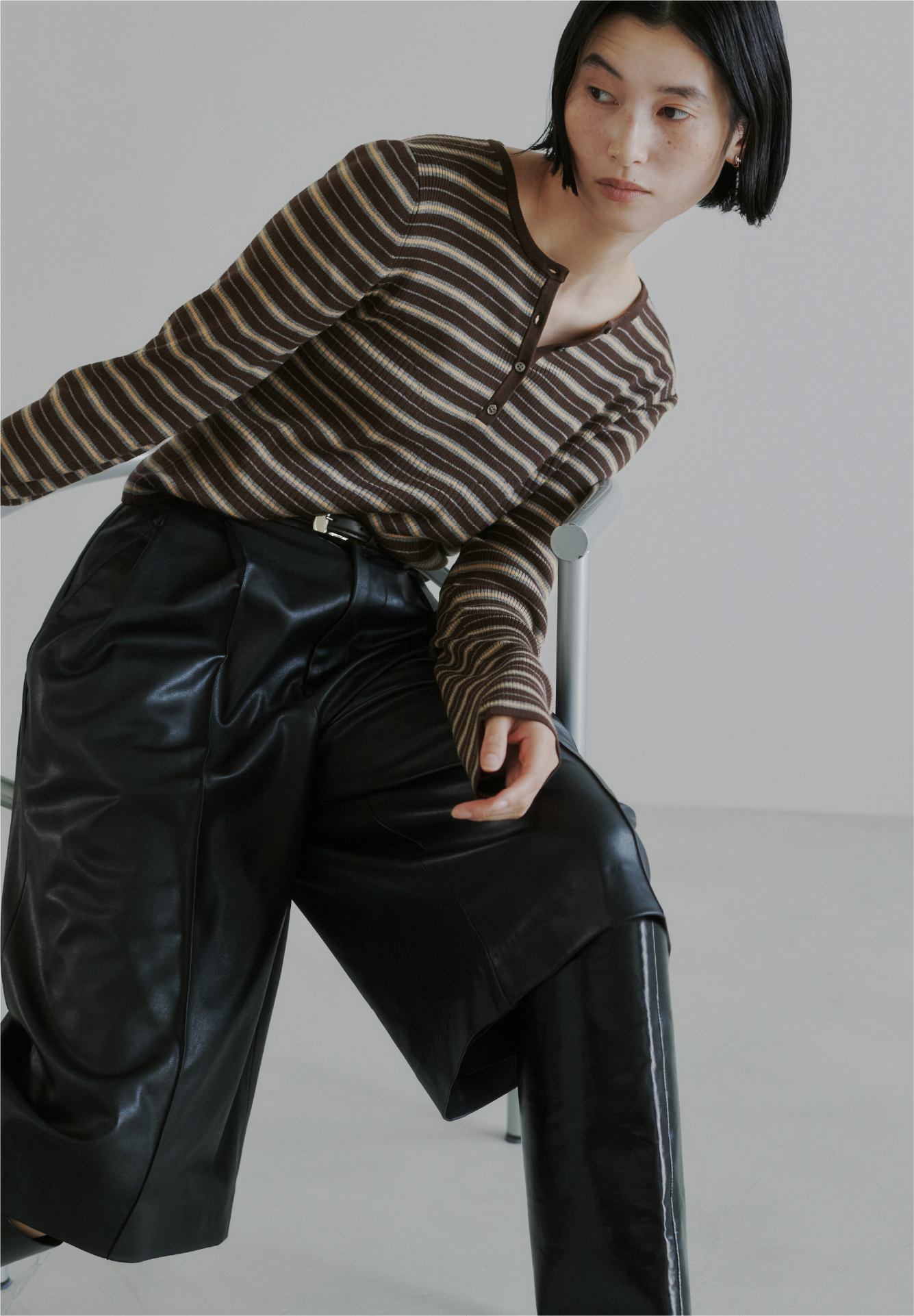 KNIT TOPS PANTS着用モデルの画像