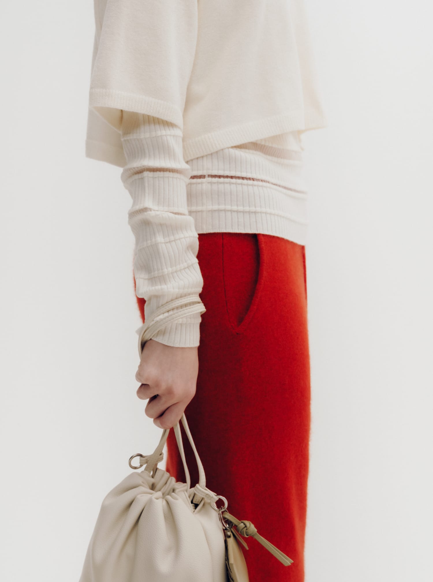 SHAGGY SINGLE-BREASTED JACKET&WASHER-PROCESSED SKIRT&BOSTON BAG WITH A CHARM&BAR EARRINGS着用モデルの画像