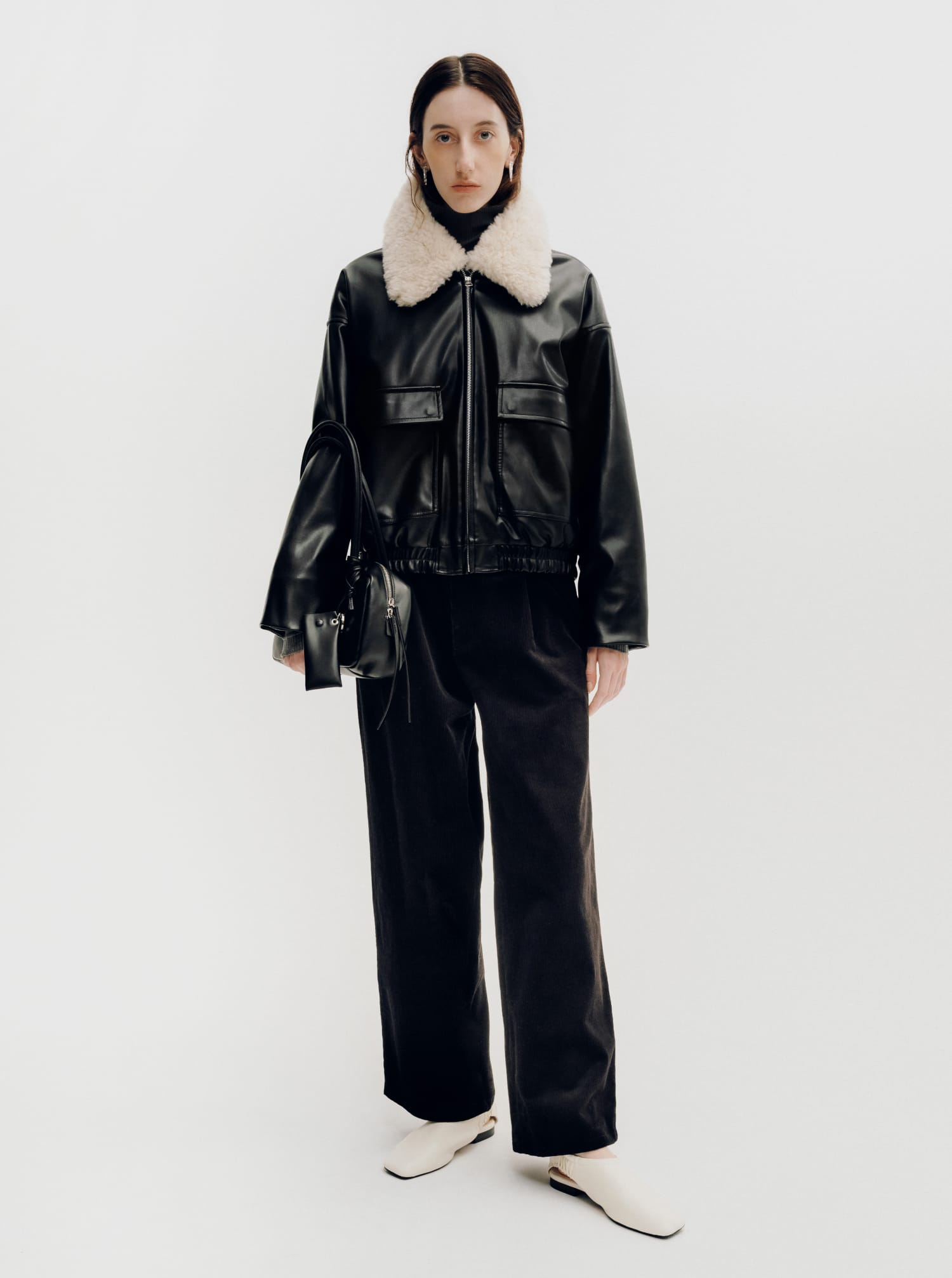 SHAGGY SINGLE-BREASTED JACKET&WASHER-PROCESSED SKIRT&BOSTON BAG WITH A CHARM&BAR EARRINGS着用モデルの画像