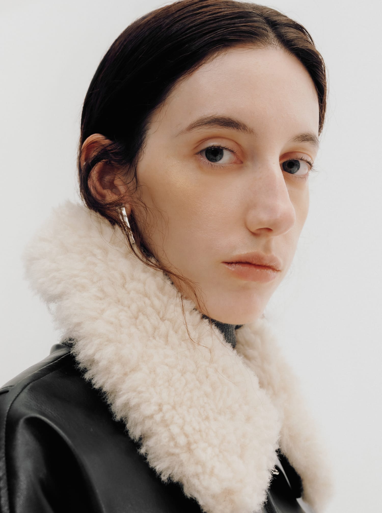 SHAGGY SINGLE-BREASTED JACKET&WASHER-PROCESSED SKIRT&BOSTON BAG WITH A CHARM&BAR EARRINGS着用モデルの画像