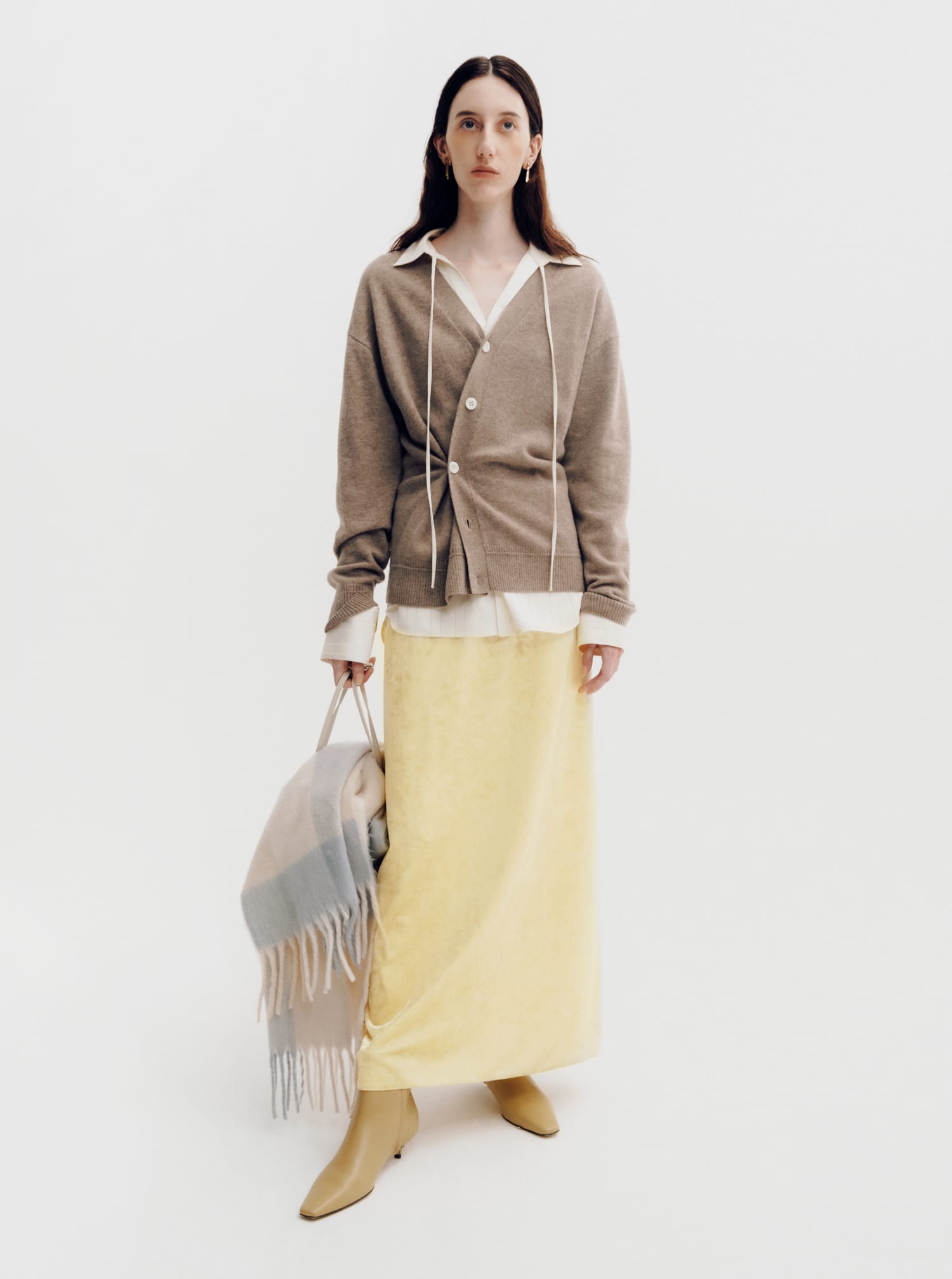 SHAGGY SINGLE-BREASTED JACKET&WASHER-PROCESSED SKIRT&BOSTON BAG WITH A CHARM&BAR EARRINGS着用モデルの画像